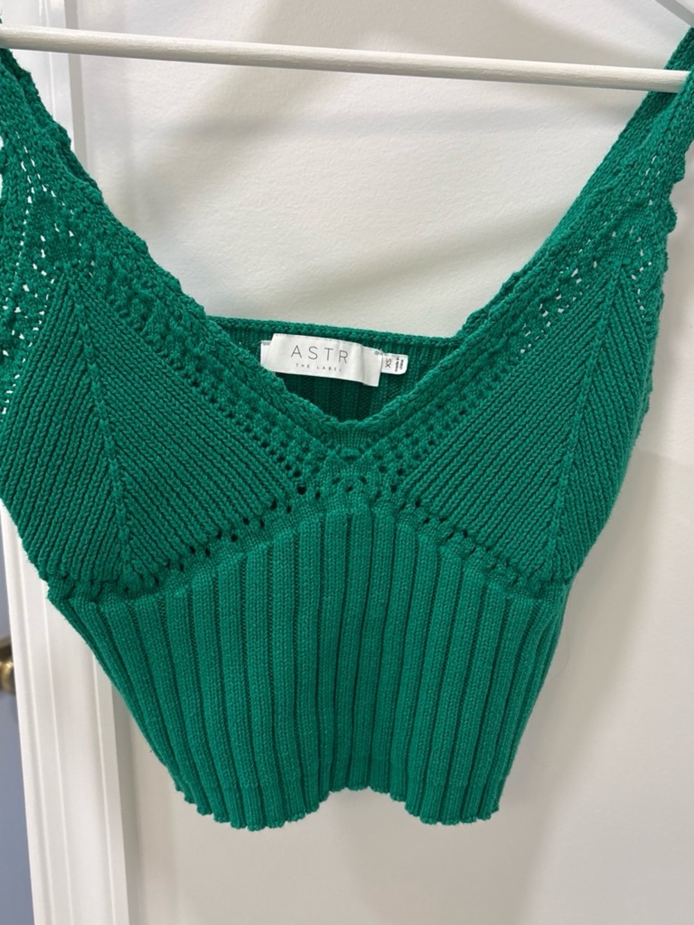 ASTR Emerald Green Ribbed V‑Neck Cropped Knit Tank